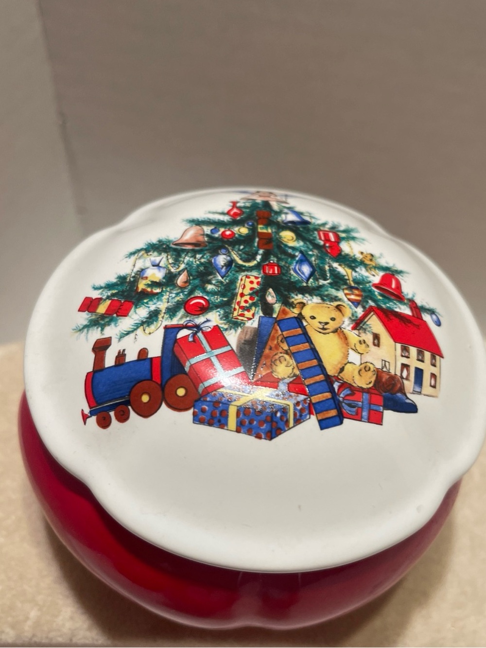 Heritage House Music bon bon box Melodies of Christmas Silver Bells Red